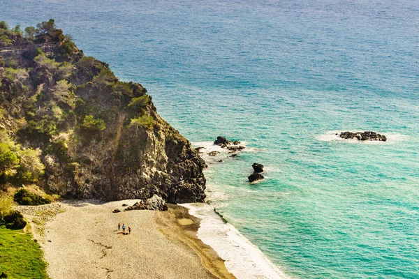 Persone Sulla Spiaggia Sabbiosa Riva Del Mare Costa Rocciosa Andalusia — Foto Stock