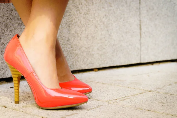 Mode Schoeisel Rode Hoge Hak Klassieke Schoenen Outdoor Tijdens Zonnige — Stockfoto