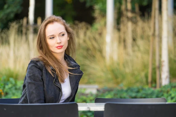 Mujer Sentada Lugar Urbano Relajante Esperando Mesa Restaurante Cafetería Aire — Foto de Stock