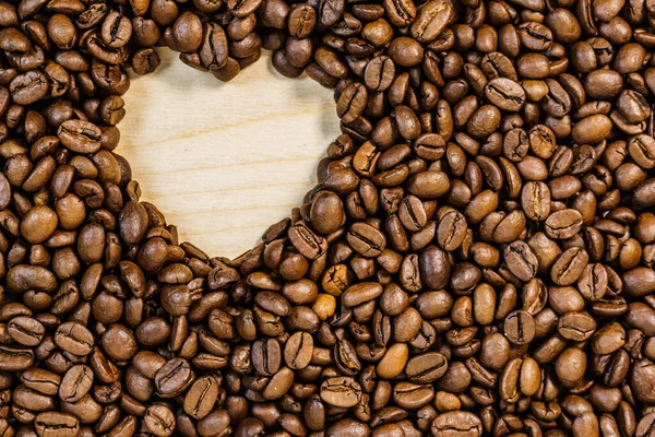 Braune Geröstete Kaffeebohnen Mit Leerer Herzform — Stockfoto