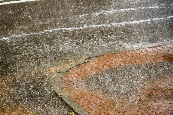 城市的雨 倾盆大雨时大量的雨滴落在街上 水花四溅 洒在路上 秋季季节 — 图库照片