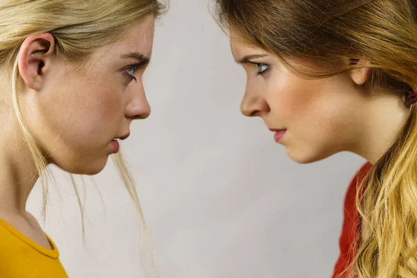 Deux Jeunes Femmes Qui Regardent Sérieusement Amitié Relation Difficile — Photo