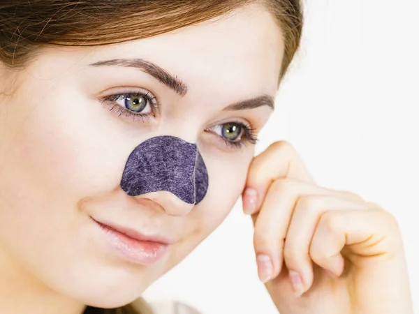 Kvinna Appying Clear Strips Nose Using Pore Cleansing Textile Mask — Stockfoto