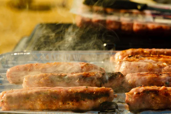 Lezzetli Sosisleri Izgarada Izgara Sosisli Sandviçi Kapat Barbekü Dışarıda Akşam — Stok fotoğraf