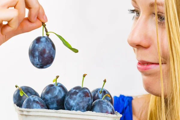 Meisje Met Blauwe Pruimenvruchten Papieren Doos Gezond Seizoensfruit Biologische Voeding — Stockfoto