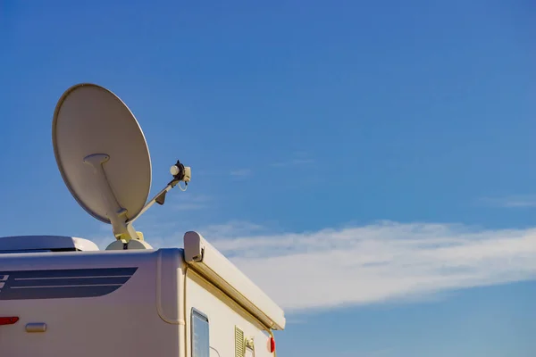 Спутниковая Тарелка Крыше Кемпера Автомобиля Против Голубого Неба Подключение Телевидению — стоковое фото