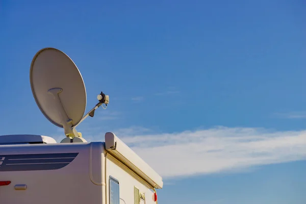 Antena Parabólica Telhado Carro Campista Contra Céu Azul Ligação Viagens — Fotografia de Stock