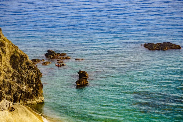 Costa Mar Rochosa Com Caiaque Pessoa Andaluzia Espanha — Fotografia de Stock