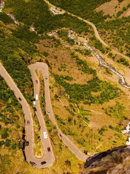 Trolls Path Trollstigen Sinuoso Estrada Montanha Cênica Com Muitos Carros — Fotografia de Stock