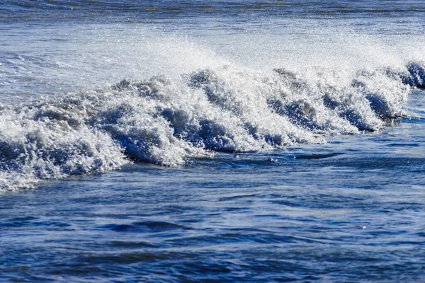 Havslandskap Havsvågor Bildar Vitt Skum Solig Dag Havsstrand — Stockfoto