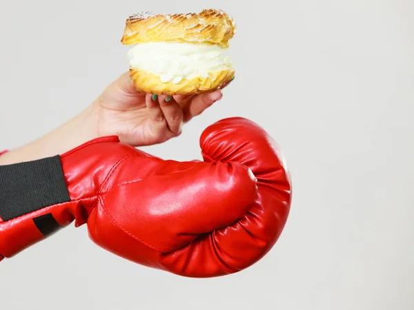 Persoon Met Bokshandschoenen Met Roomcake Cupcake Calorieën Verslaan Vechten Voor — Stockfoto