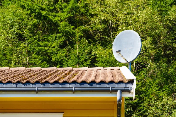 Satellite Dish Roof House Connection — Stock Photo, Image