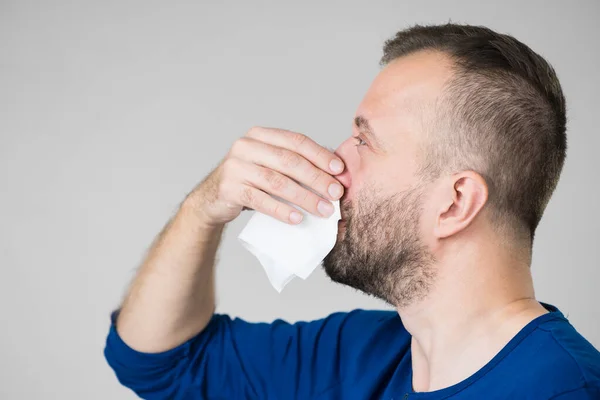 Uomo Che Influenza Starnutisce Nel Tessuto Igienico Ragazzo Malato Allergico — Foto Stock