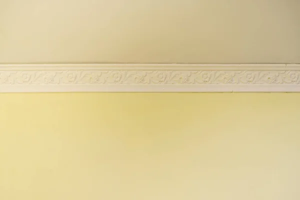 Dekorativní Bílá Římsa Žluté Stěně Bytový Dekor Design Architektonický Koncept — Stock fotografie