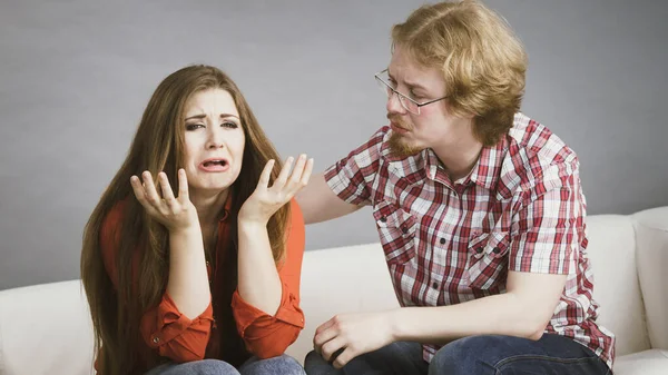 Man Comforting Woman Sitting Sofa Friend Confiding Friend Having Serious — Stock Photo, Image