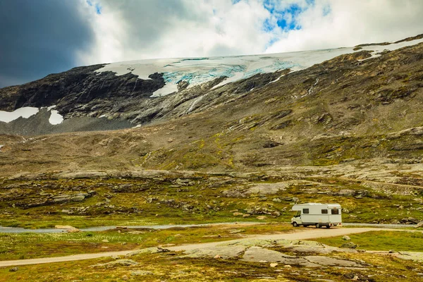 Lakókocsi Norvégiában Kempingezés Természetben Utazás Nyaralás Kalandkoncepció — Stock Fotó