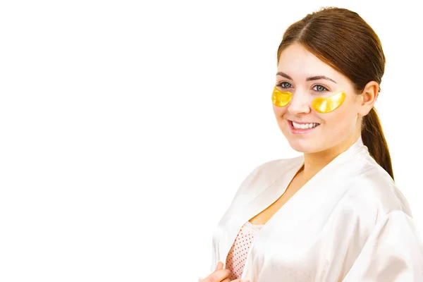 Kvinna Applicerar Gyllene Kollagen Fläckar Ögonen Vitt Mask Tar Bort — Stockfoto