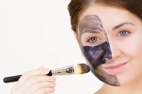 진흙을 정화하는 마스크를 사용하는 사용하여 얼굴을 깨끗하게 여드름 — 스톡 사진