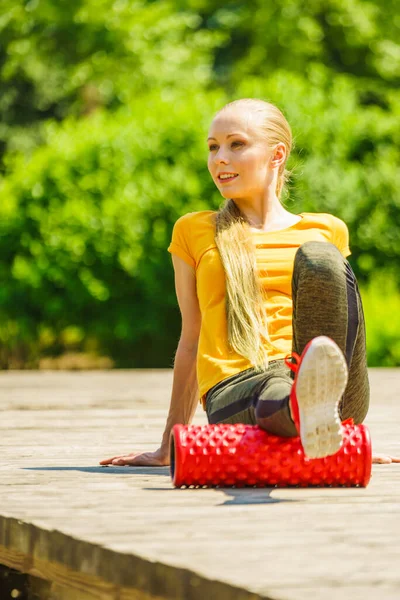 Junge Frau Übt Park Mit Fitnessstudio Accessoires Schaumstoffrolle Für Muskelmassage — Stockfoto