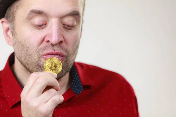 Homem Segurando Sinal Moeda Bitcoin Dourado Símbolo Digital Nova Moeda — Fotografia de Stock