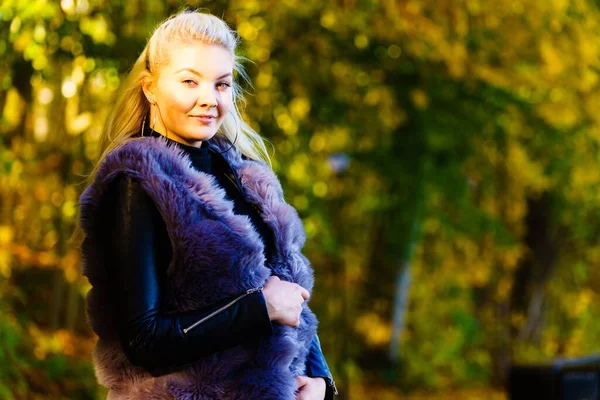 Woman Wearing Fashionable Outfit Artificial Fur Coat Walking Autumnal Park — Stock Photo, Image