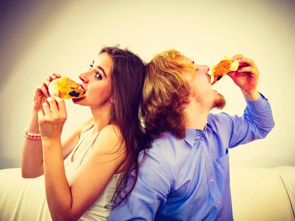 男人和女人在一起的时间 夫妻或朋友吃美味的芝士披萨 — 图库照片