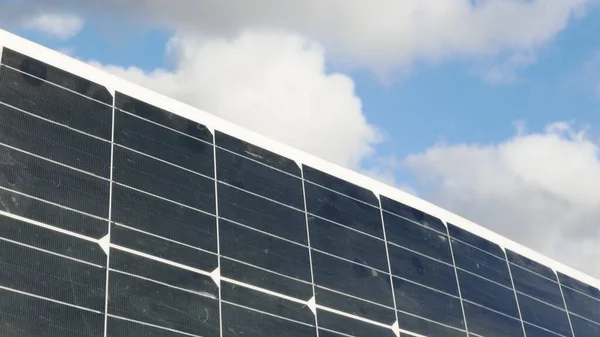 Paneles Solares Fotovoltaicos Cargando Baterías Aire Libre Naturaleza Concepto Energía —  Fotos de Stock