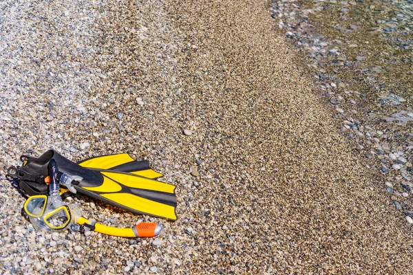 Equipamento Mergulho Flippers Tubo Máscara Mergulho Deitado Praia Pedra Costa — Fotografia de Stock