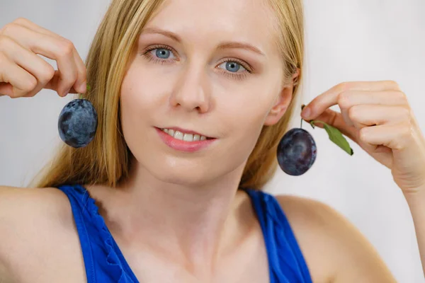 Dívka Drží Modrou Švestku Ucha Zdravé Sezónní Plody Dieta Syrovým — Stock fotografie