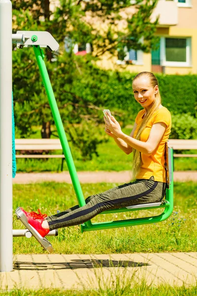 Mujer Joven Haciendo Ejercicio Gimnasio Aire Libre Chica Sosteniendo Teléfono — Foto de Stock