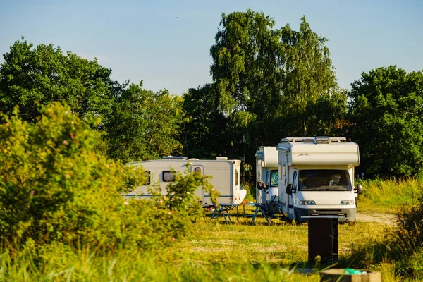 Wakacje Przyczepie Kemping Kempingowy Kemping Kempingowy Łonie Natury Lecie — Zdjęcie stockowe