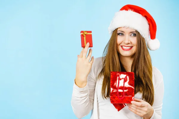 Cadeaux Noël Happy Woman Wearing Santa Claus Hat Holding Present — Photo