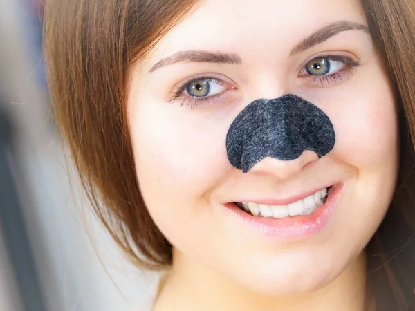 Ung Kvinna Med Kolremsa Näsan Remover Mask För Pormaskar Rengöring — Stockfoto