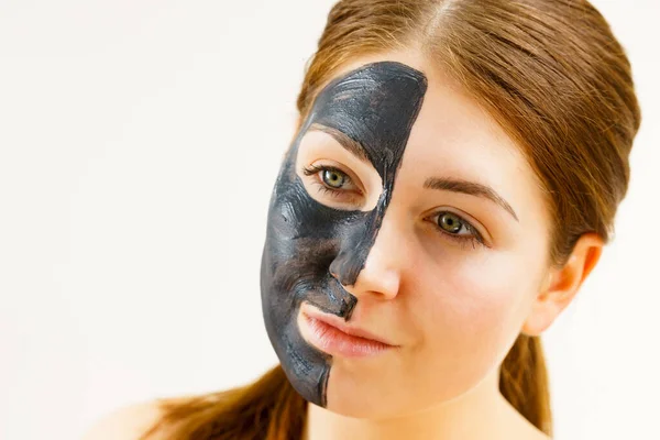 Huidverzorging Vrouw Met Zwart Zuiverend Moddermasker Diepe Reiniger Half Gezicht — Stockfoto
