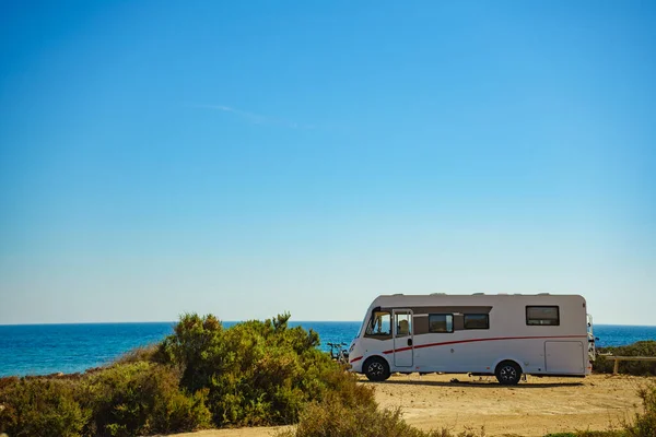 Camper Vehículo Recreativo Costa Mediterránea España Camping Playa Naturaleza Vacaciones — Foto de Stock