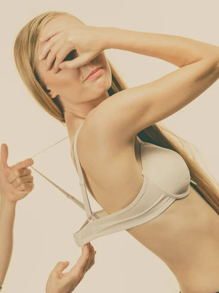 Mulher Usar Soutien Errado Uma Banda Muito Larga Peito Feminino — Fotografia de Stock