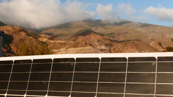 Słoneczne Panele Fotowoltaiczne Ładujące Baterie Zewnątrz Koncepcja Energii Odnawialnej — Zdjęcie stockowe