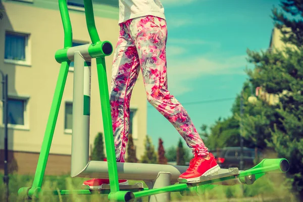 Vrouwentraining Een Sportmachine Het Stadspark Vrouwelijke Benen Oefeningen Straat Simulator — Stockfoto