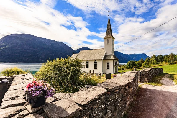 ノルウェーのヴェストランド郡 フィヨルドLusterfjordのNes村のノルウェーの白い木造教会 — ストック写真