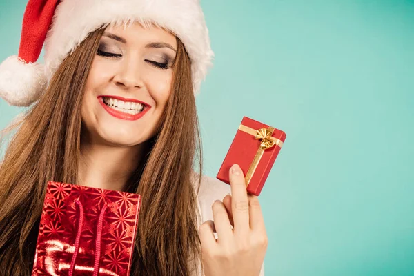 Regalos Navidad Mujer Feliz Con Sombrero Santa Claus Sosteniendo Presente — Foto de Stock