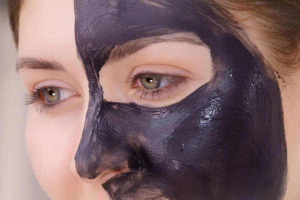 Cuidado Piel Mujer Con Mascarilla Facial Carbón Limpiador Profundo Media — Foto de Stock