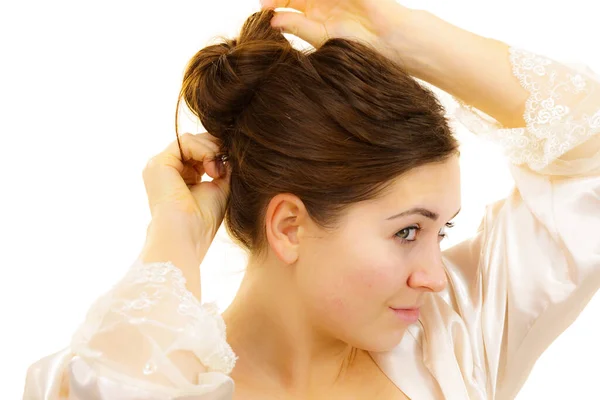 Mujer Joven Ropa Interior Sin Maquillaje Desatando Largo Cabello Castaño —  Fotos de Stock