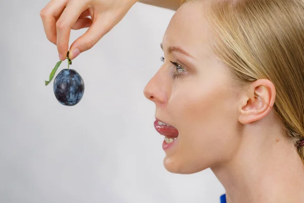 Menina Segurando Única Ameixa Azul Frutas Sazonais Saudáveis Nutrição Orgânica — Fotografia de Stock