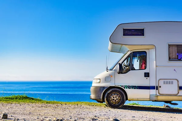 スペインの地中海沿岸のキャンパーRvキャラバン 海岸沿いの野生のキャンプ モーターホームでの休暇と旅行 — ストック写真
