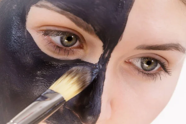 Hautpflege Weibliche Anwendung Schwarzer Reinigender Schlammmaske Kosmetischer Heilton Auf Das — Stockfoto