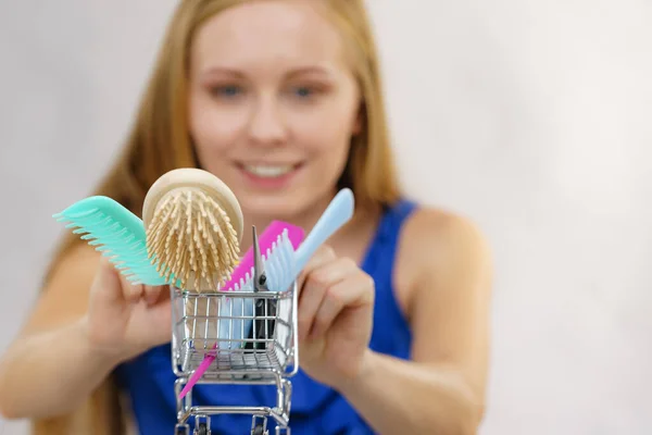 Mädchen Mit Haar Accessoires Warenkorb Für Den Kauf Haircut Haarpflege — Stockfoto