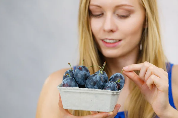 Meisje Met Blauwe Pruimenvruchten Papieren Doos Gezond Seizoensfruit Biologische Voeding — Stockfoto