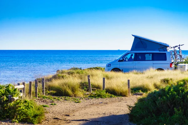 Akdeniz Kıyısında Çatısı Olan Kamp Minibüsü Tatiller Karavanda Seyahat — Stok fotoğraf