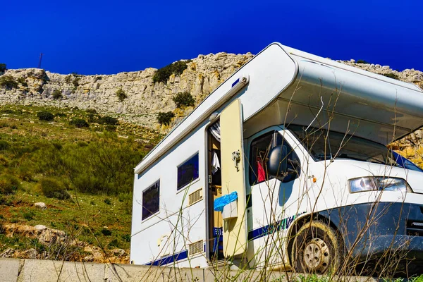 Caravan Στο Φυσικό Καταφύγιο Στη Οροσειρά Sierra Del Torcal Κοντά — Φωτογραφία Αρχείου