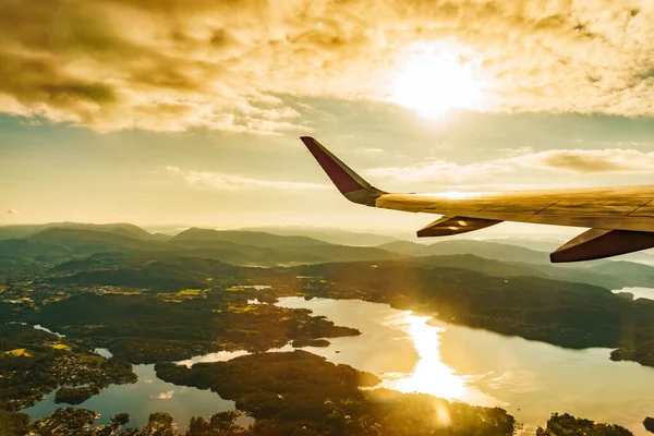 Utsikt Från Ett Flygplan Till Jetvinge Och Norska Fjordar Landskap — Stockfoto